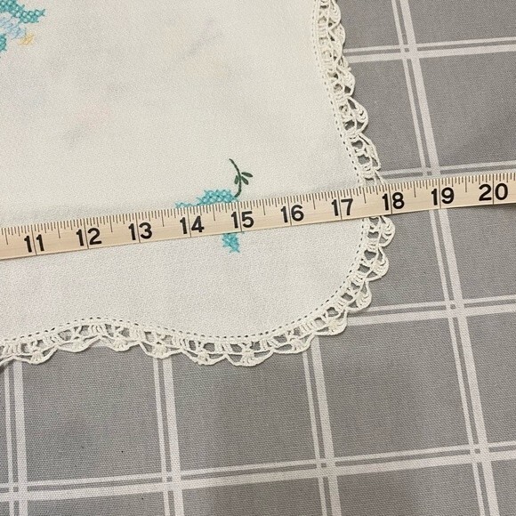 Vintage table runner hand embroidered butterflies and chrochet trimmed linen - Picture 7 of 8